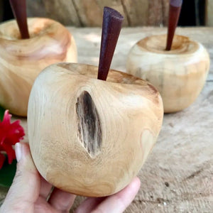 PAR DE MANZANAS CIPRÉS DE MADERA ARTESANAL