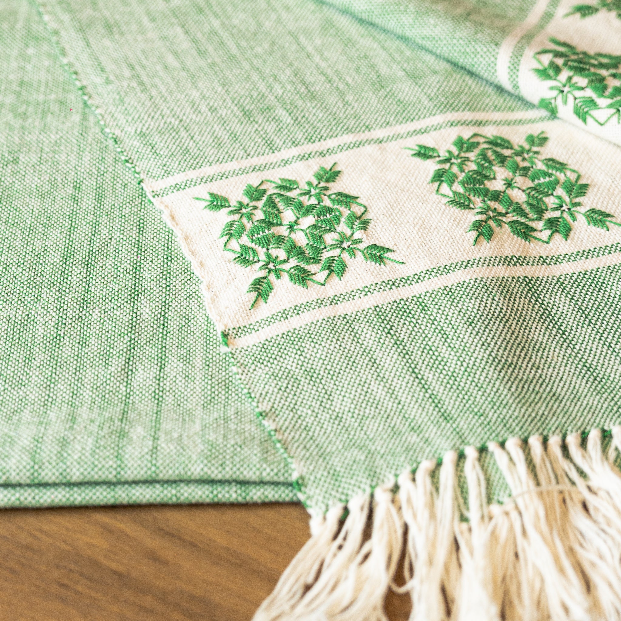 ROAD IN AUTHENTIC AO PO'I FABRIC EMBROIDERED ¨CLOVER¨ - G