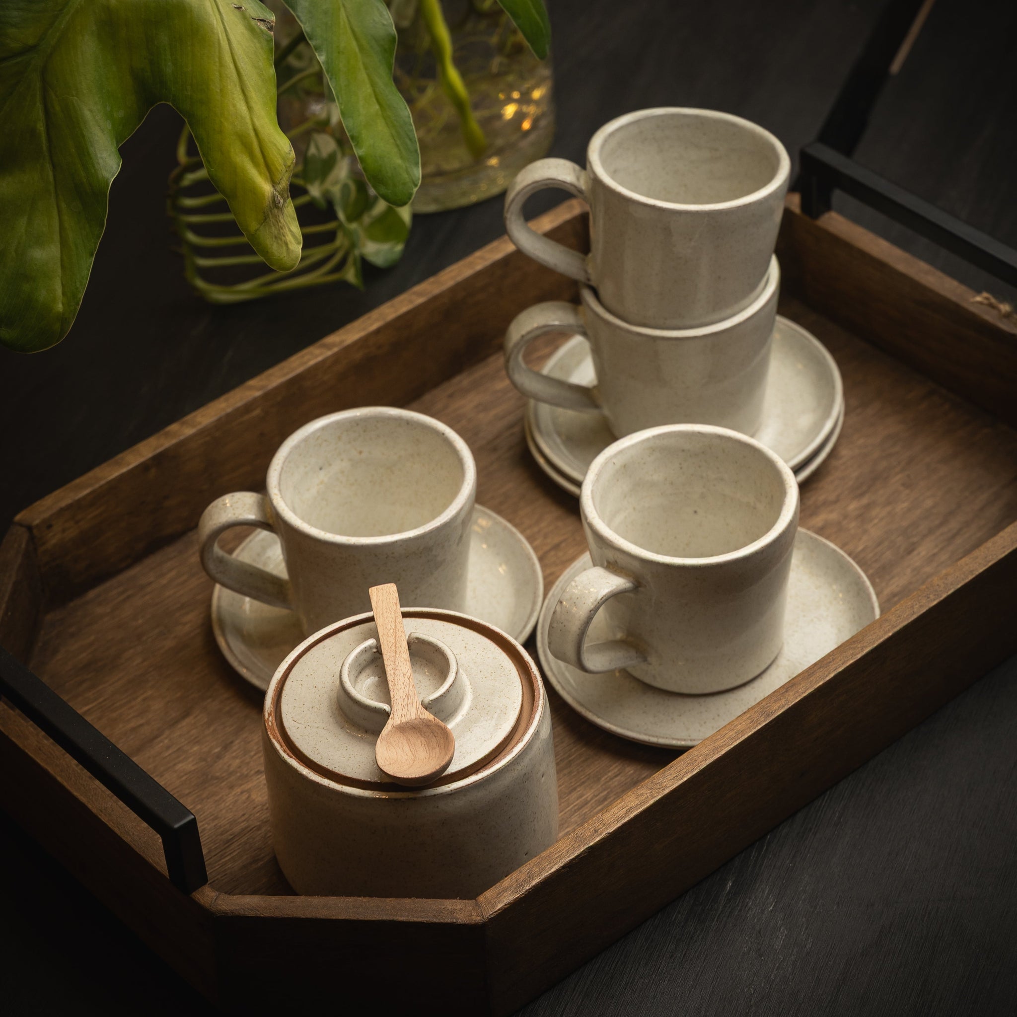 BANDEJA DE MADERA HEXAGONAL TIRADORES NEGROS