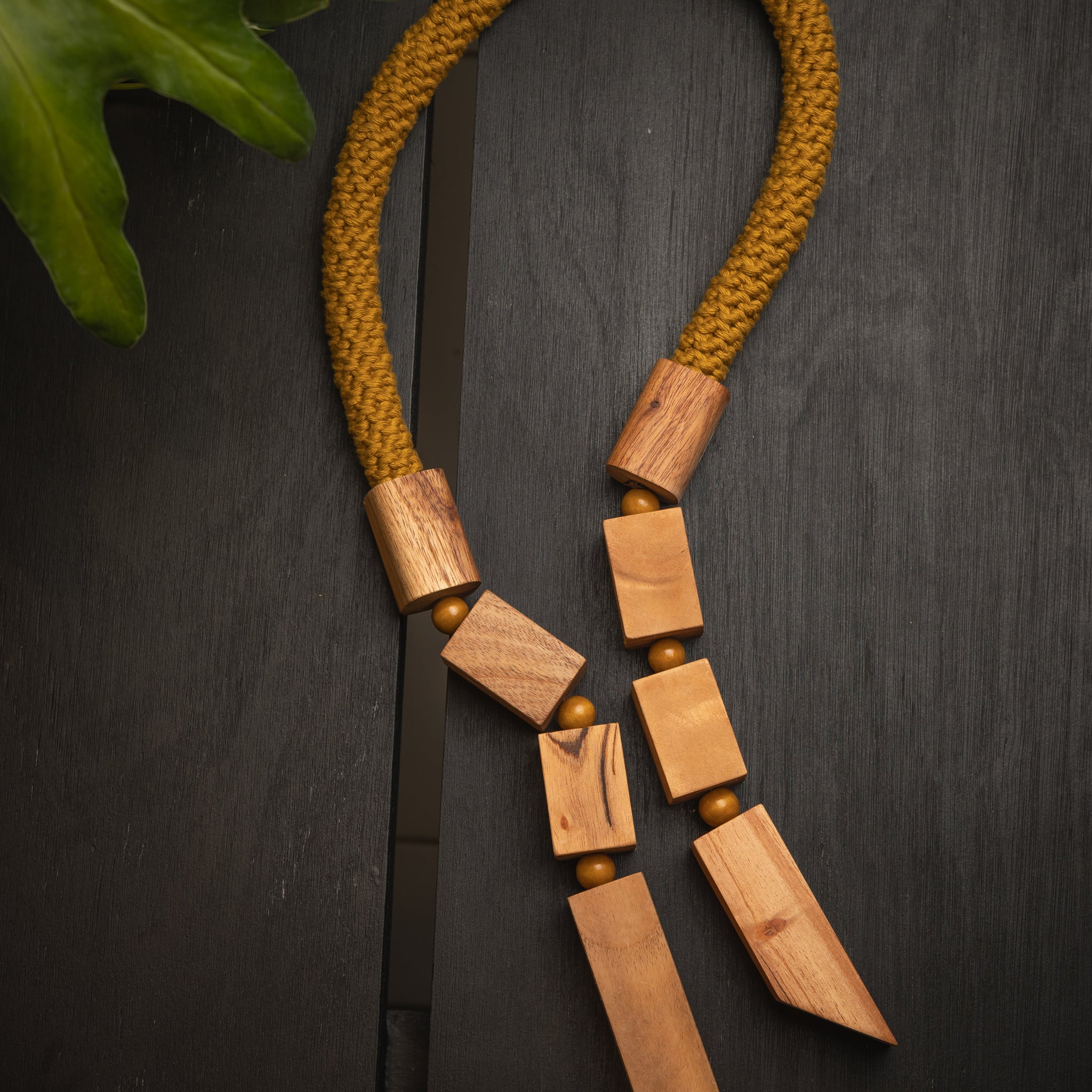 COLLAR DE CEDRO CON TEJIDO ARTESANAL
