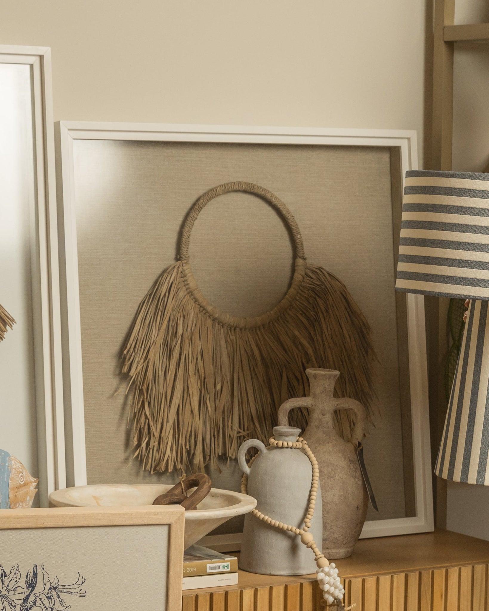 CUADRO DE COLLAR ARTESANAL RAFIA - ENMARCADO BLANCO