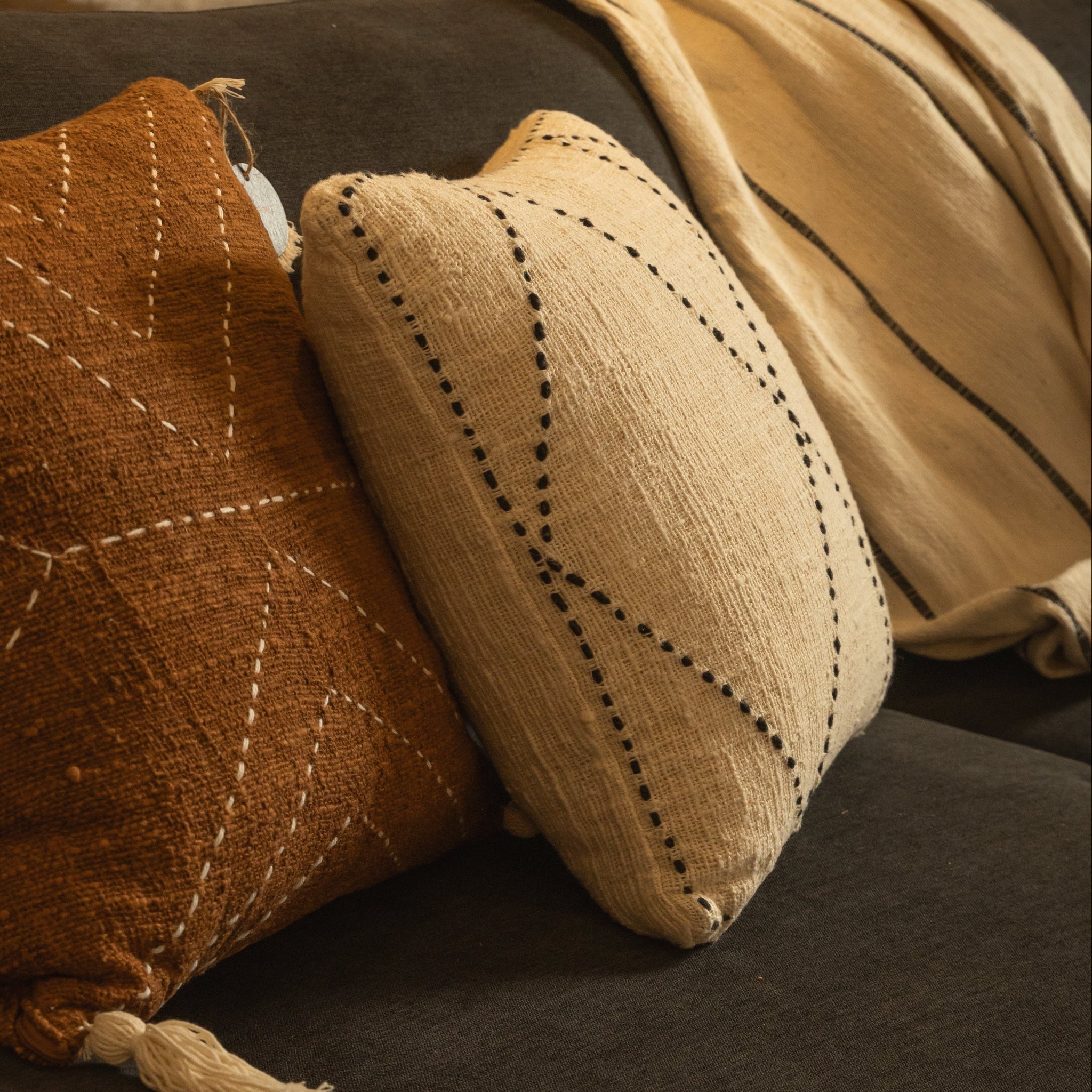 ALMOHADON RATANA IV CRUDO HILOS NEGROS