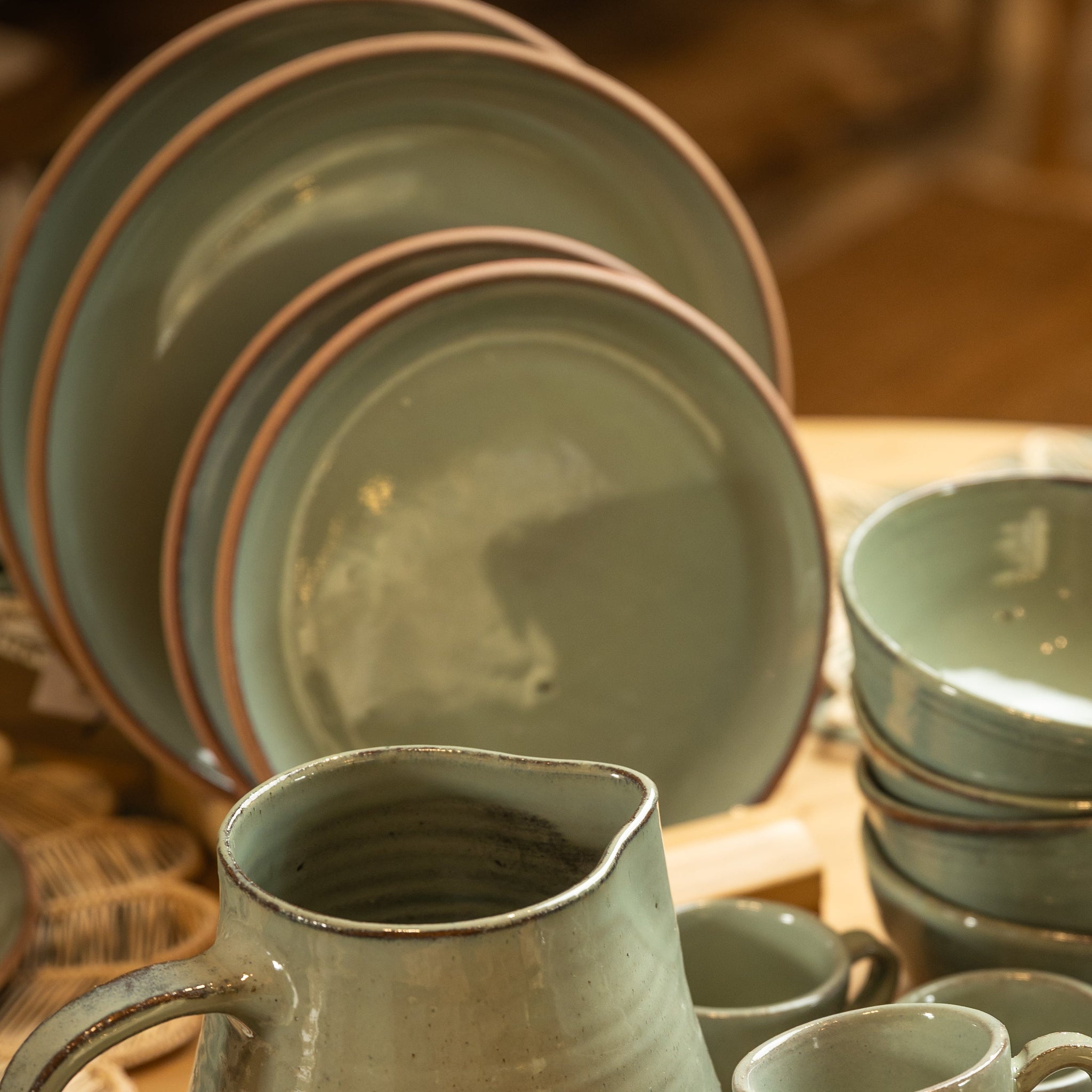 PLATO DE CERÁMICA ARTESANAL - LAUREL