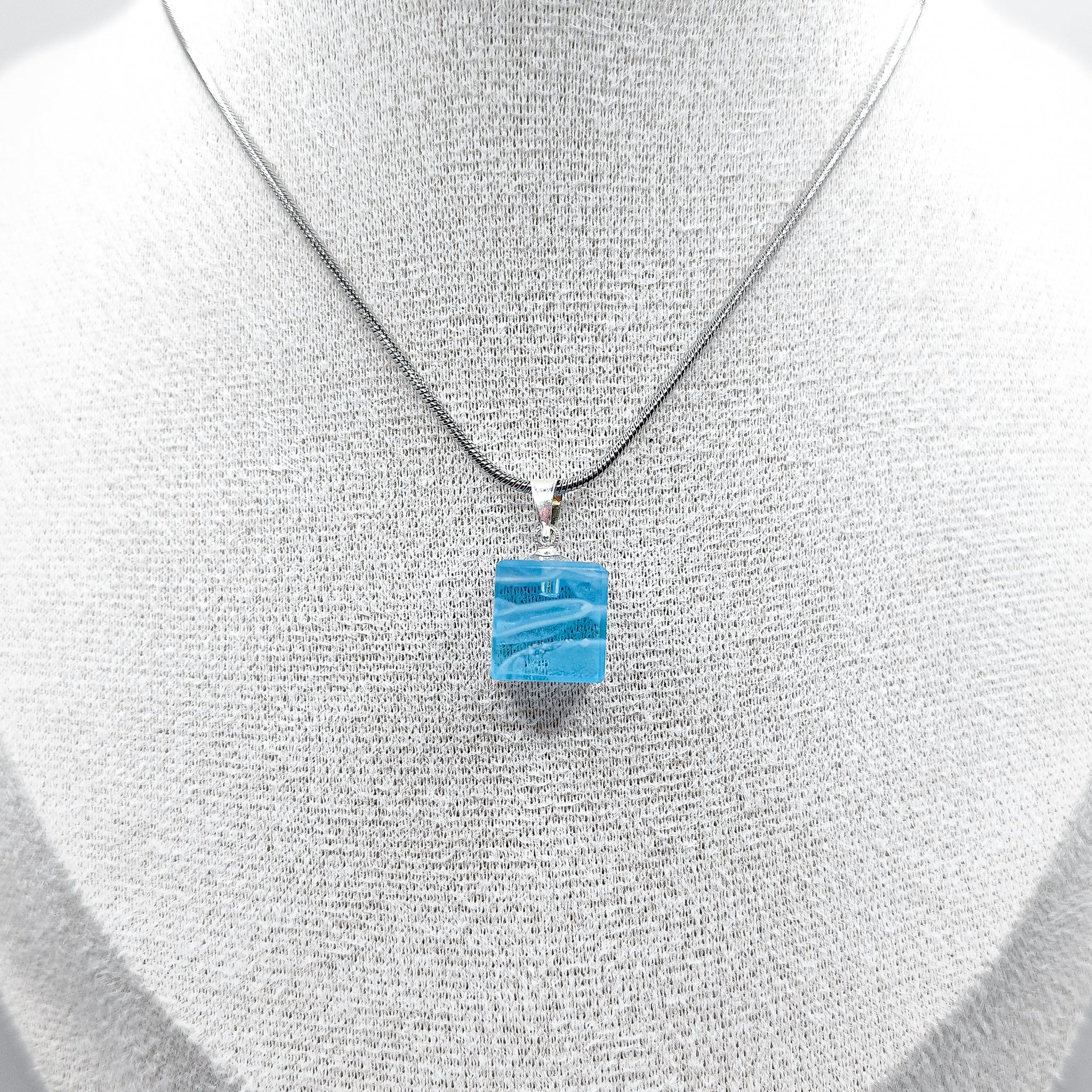 Collar Cubo Color Celeste Bombay Colección Vitrae