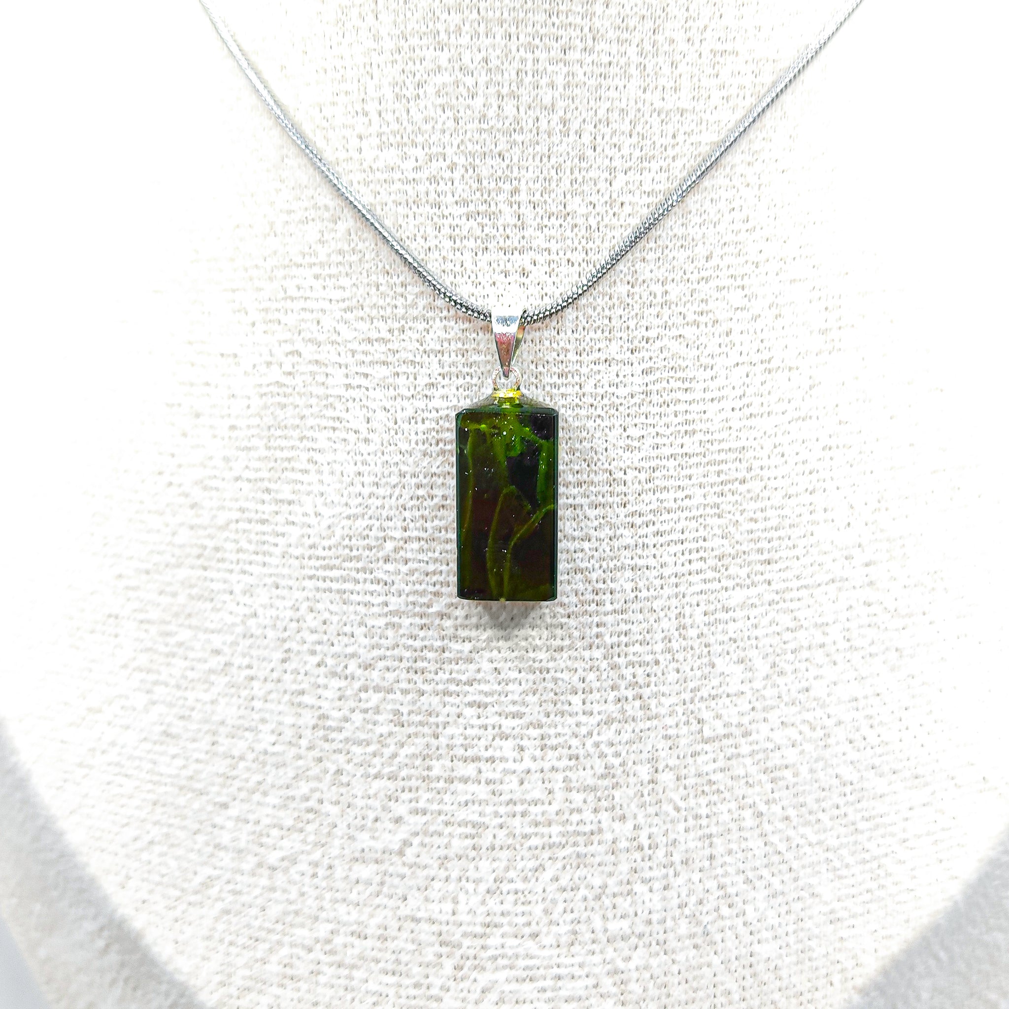 Collar Rectangulo Corto Color Verde Heinecken Colección Vitrae