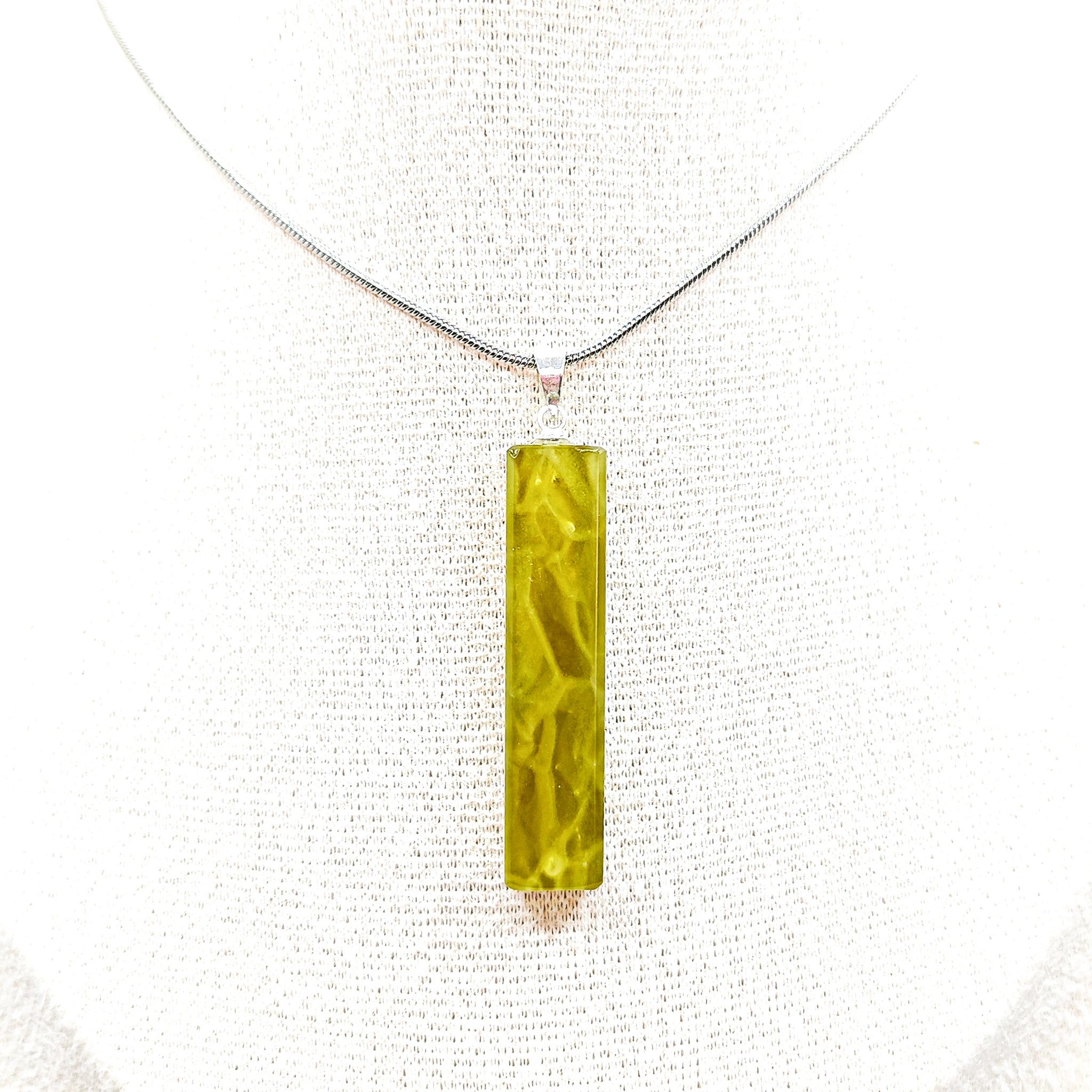 Collar Rectangulo Largo Color Verde Vino Colección Vitrae