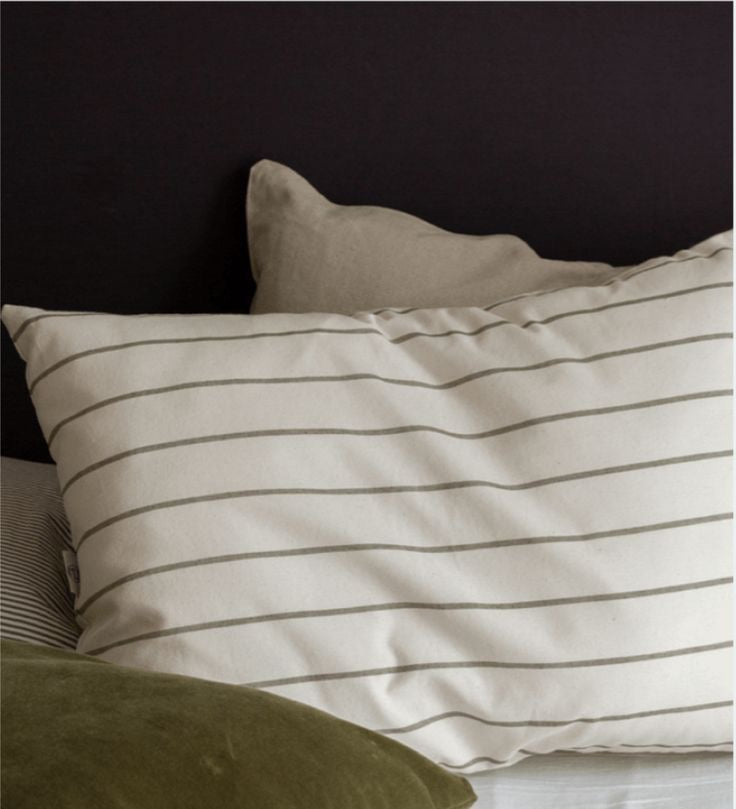 PILLOWCASE FOR BED WITH THIN GREEN STRIPES